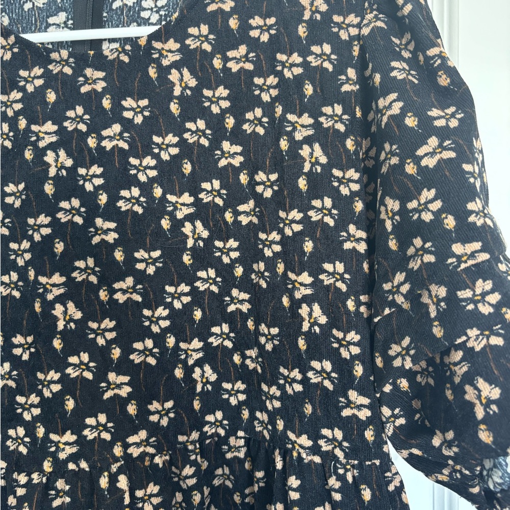 Chic Black Floral Midi Dress - Picture 3 of 6